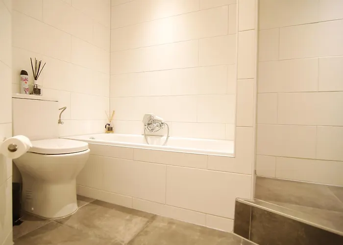 Apartment Stunning 2 Bedroom Apt. Heart Of The City! *