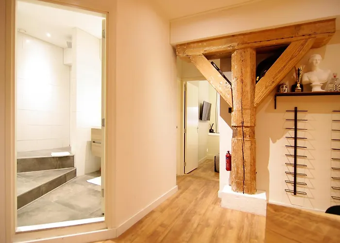 Apartment Stunning 2 Bedroom Apt. Heart Of The City!