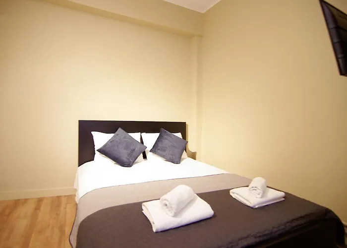 Stunning 2 Bedroom Apt. Heart Of The City! *