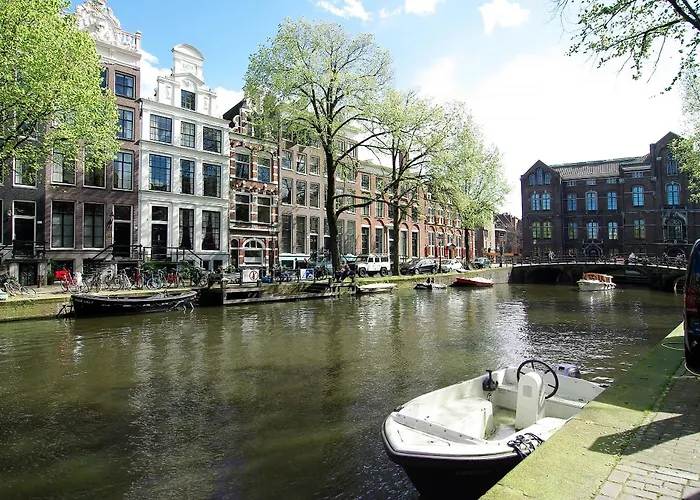 Stunning 2 Bedroom Apt. Heart Of The City! *