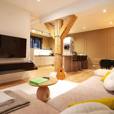 Stunning 2 Bedroom Apt. Heart Of The City! Apartment