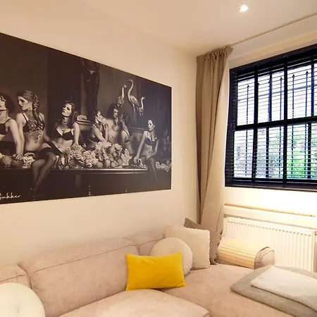 Apartment Stunning 2 Bedroom Apt. Heart Of The City!