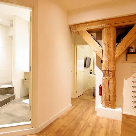Apartment Stunning 2 Bedroom Apt. Heart Of The City!