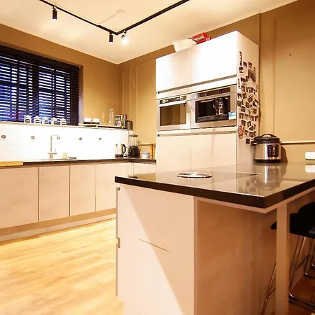 Apartment Stunning 2 Bedroom Apt. Heart Of The City!