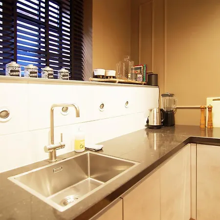 Apartment Stunning 2 Bedroom Apt. Heart Of The City!