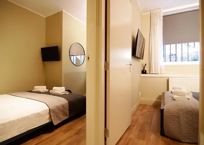 Apartment Stunning 2 Bedroom Apt. Heart Of The City!