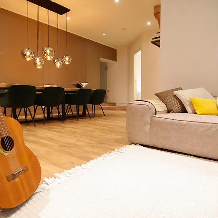 Stunning 2 Bedroom Apt. Heart Of The City! *