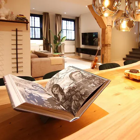 Stunning 2 Bedroom Apt. Heart Of The City! *