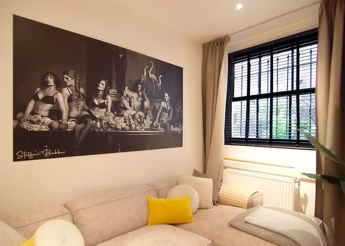 Apartment Stunning 2 Bedroom Apt. Heart Of The City!