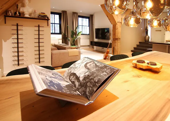 Stunning 2 Bedroom Apt. Heart Of The City! *