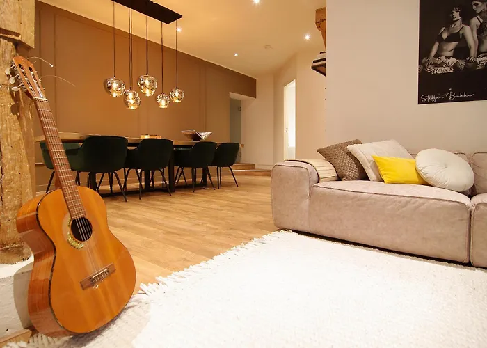 Stunning 2 Bedroom Apt. Heart Of The City! *