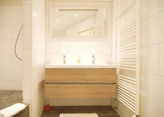 Stunning 2 Bedroom Apt. Heart Of The City! *