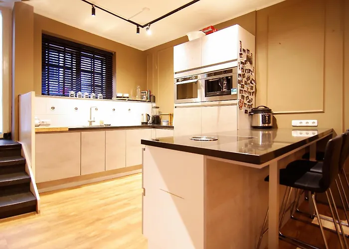 Apartment Stunning 2 Bedroom Apt. Heart Of The City!