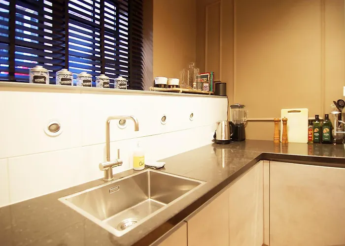 Apartment Stunning 2 Bedroom Apt. Heart Of The City!