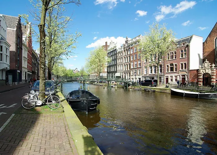 Stunning 2 Bedroom Apt. Heart Of The City! *